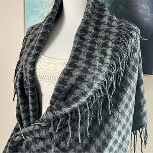 Vintage Houndstooth Shawl with Fringe